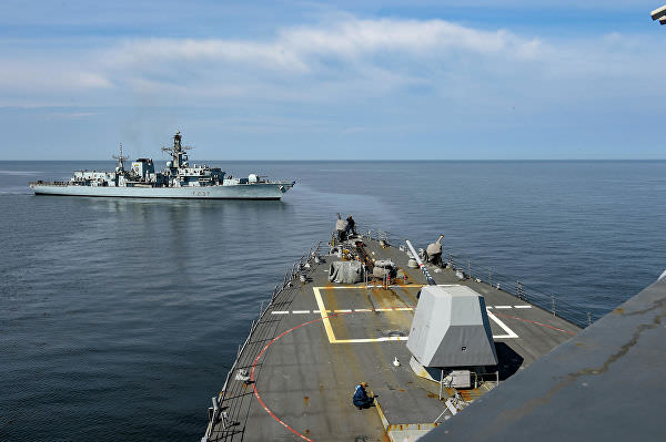 Корабли из состава первой постоянной морской группы, эсминец США USS Gravely и британский фрегат HMS Westminster проводят учения по буксировке в Балтийском море. 1 мая 2019