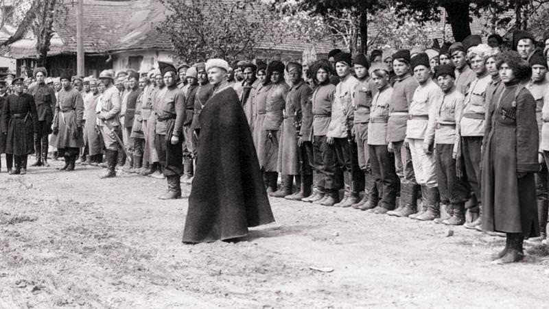 Симен Петлюра перед отрядом украинской армии