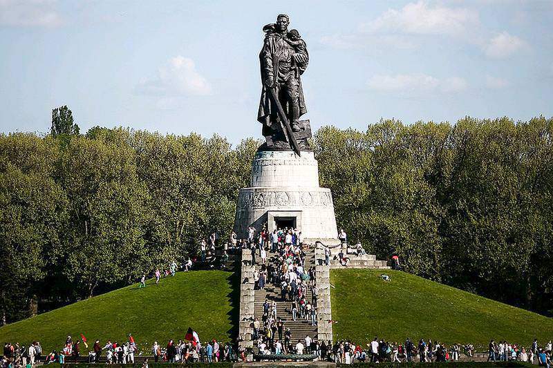 "Воин-освободитель" в берлинском Трептов-Парке. Фото: GLOBAL LOOK PRESS