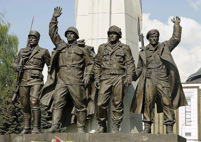 Памятник странам-участницам антигитлеровской коалиции, открытый на Поклонной горе в 2005 году. Фото: GLOBAL LOOK PRESS