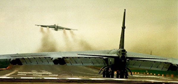 Бомбардировщик ВВС США В52 на авиабазе в Фэрфорде. 29 марта 1999