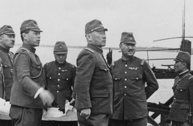 Генерал Сугияма (третий справа) осматривает японские места высадки в Шанхае, 1938