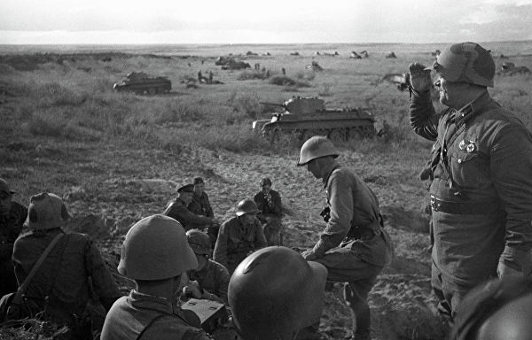 Офицеры 11-й советской танковой бригады на горе Баин-Цаган на Халхин-Голе перед атакой, 1939 год