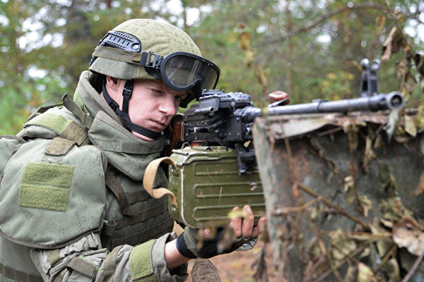 Военнослужащий штурмового инженерно-саперного подразделения вооруженных сил РФ во время учений вооружённых сил России и Белоруссии на Лужском полигоне в Ленинградской области. 14 сентября 2017