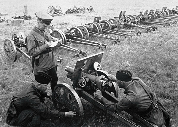 Советские солдаты изучают трофейные пушки во время боевых действий на Халхин-Голе
