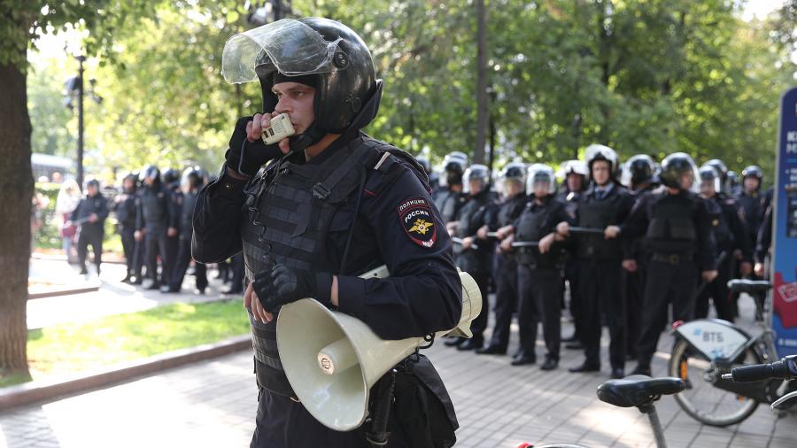 Сотрудники полиции обеспечивают порядок во время несанкционированной акции в поддержку незарегистрированных кандидатов в Мосгордуму