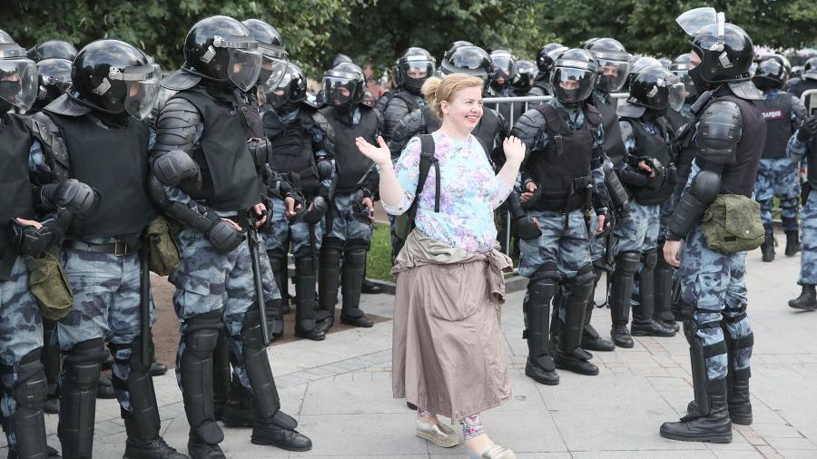 Сотрудники полиции обеспечивают порядок во время несанкционированной акции в поддержку незарегистрированных кандидатов в Мосгордуму