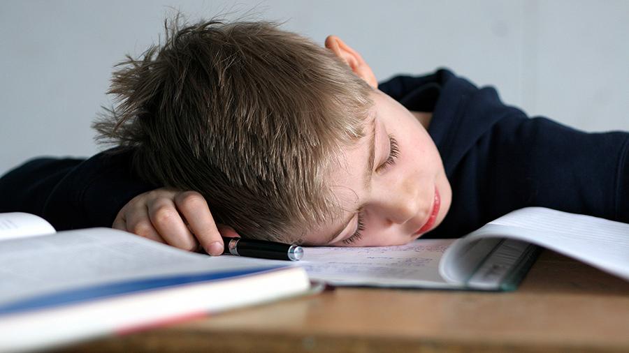 школьник спит на уроке
