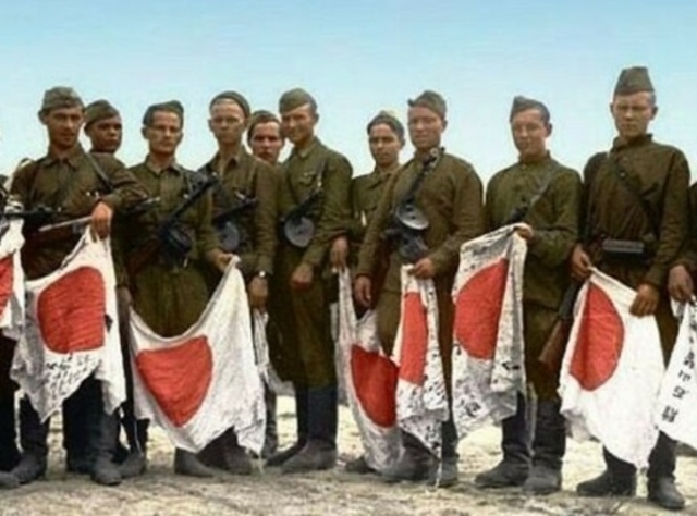 Советские солдаты с трофейными японскими знамёнами. 1945