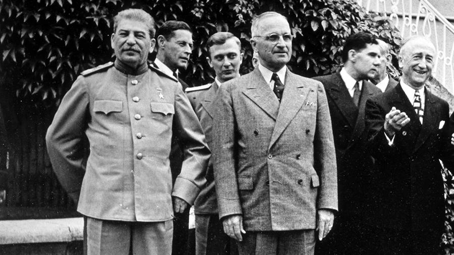 Иосиф Сталин и президент США Гарри Трумэн на Потсдамской конференции во дворце Цецилиенхоф. 27 июля 1945 года