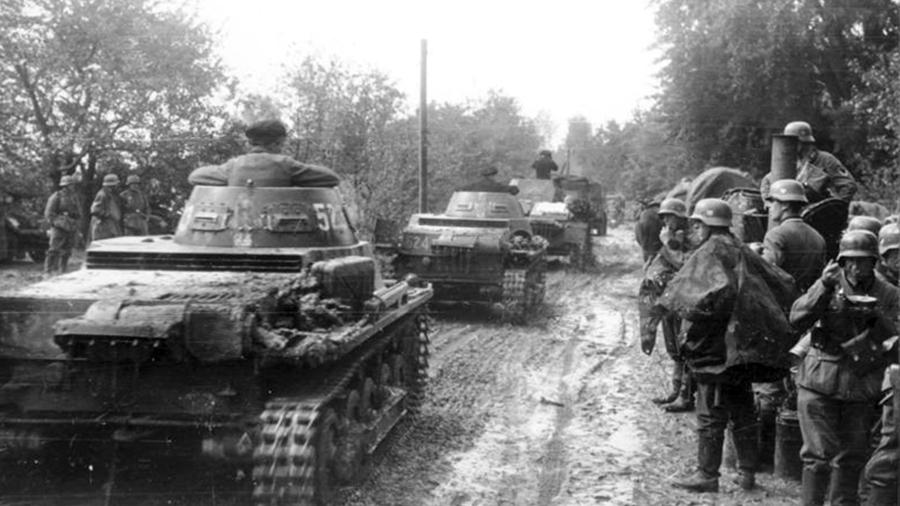 Колонна немецких танков во время вторжения в Польшу. Сентябрь 1939 года