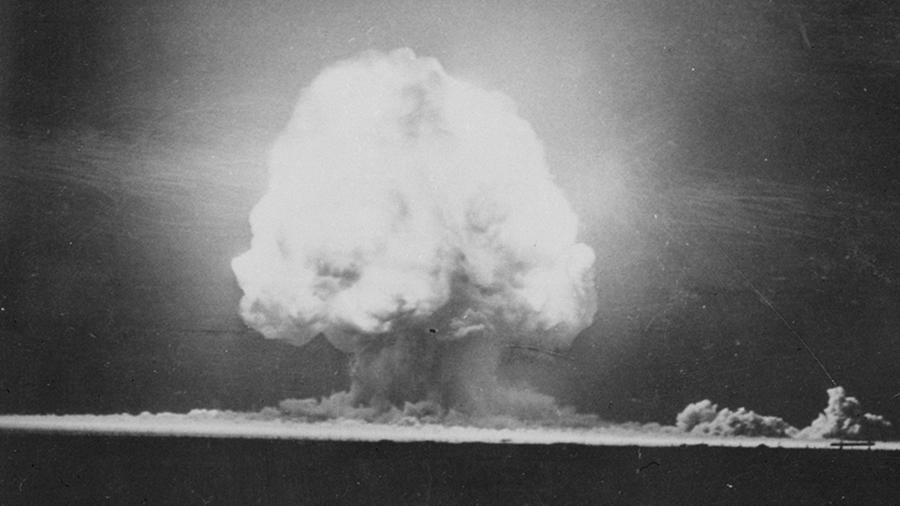 Первый в мире опытный взрыв атомной бомбы на полигоне Аламогордо в штате Нью-Мексико. 16 июля 1945 года