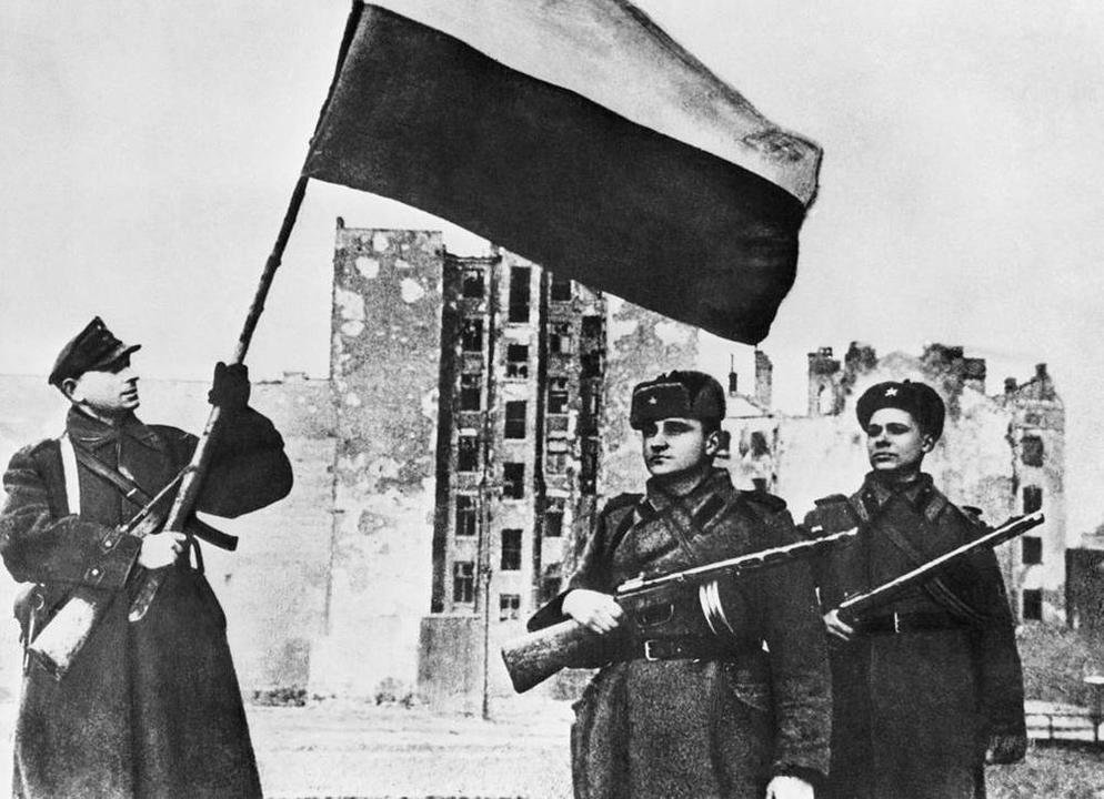 Польский флаг в освобожденной Варшаве, 1945 год ТАСС