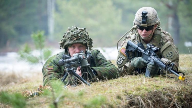 Марш по Прибалтике: для чего НАТО новый батальон в Литве