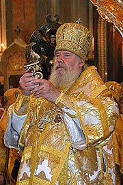 Патриарх благословляет верных десницей святого пророка Иоанна. Фото Ю.Клиценко, Седмица.Ru