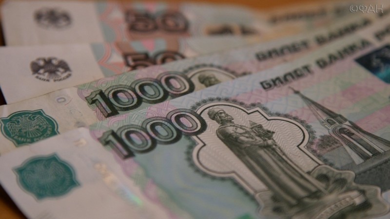 Зачем в налоговой инспекции зарплаты в 12 000 рублей? Колонка Николая Старикова