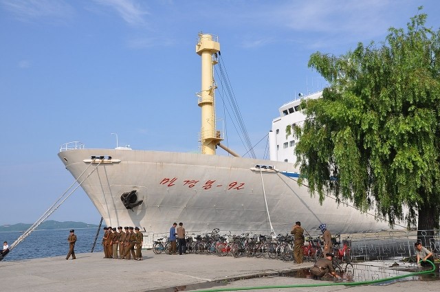 Северокорейский паром «Мангёнбон-92» в порту Вонсан