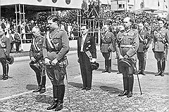 Король Михай I (на переднем плане), диктатор Антонеску (слева) в день национального праздника Румынии 10 мая 1942 года