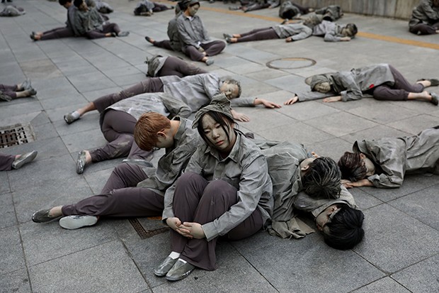 Южнокорейцы участвуют в акции памяти жертв восстания на Чечжу
