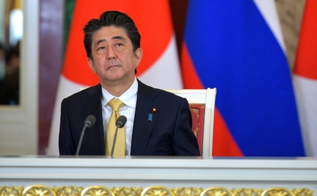 Синдзо Абэ на переговорах в Москве 