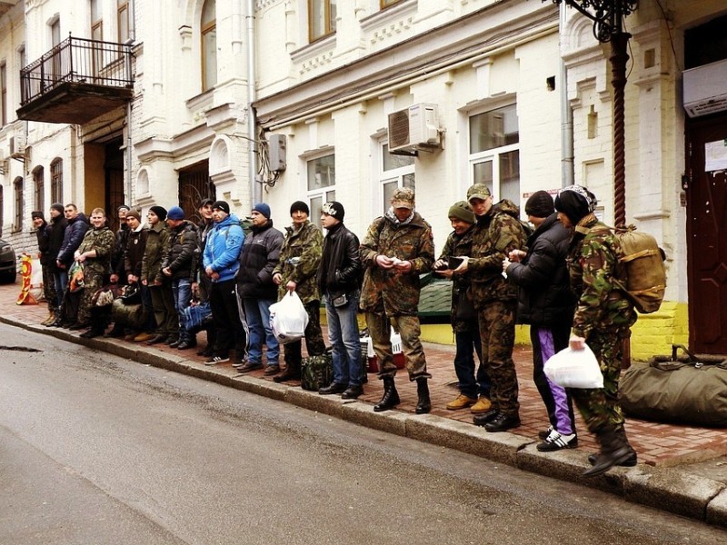 День отправки в лагерь Десна, возле пункта набора добровольцев в ПС. Фото: Личный архив героя публикации