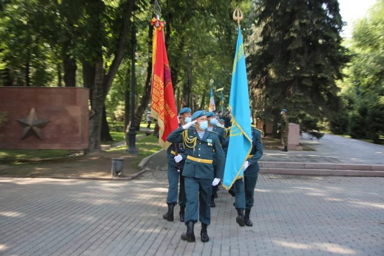 Националисты в Казахстане пытаются стереть имя советского генерала, оборонявшего Москву