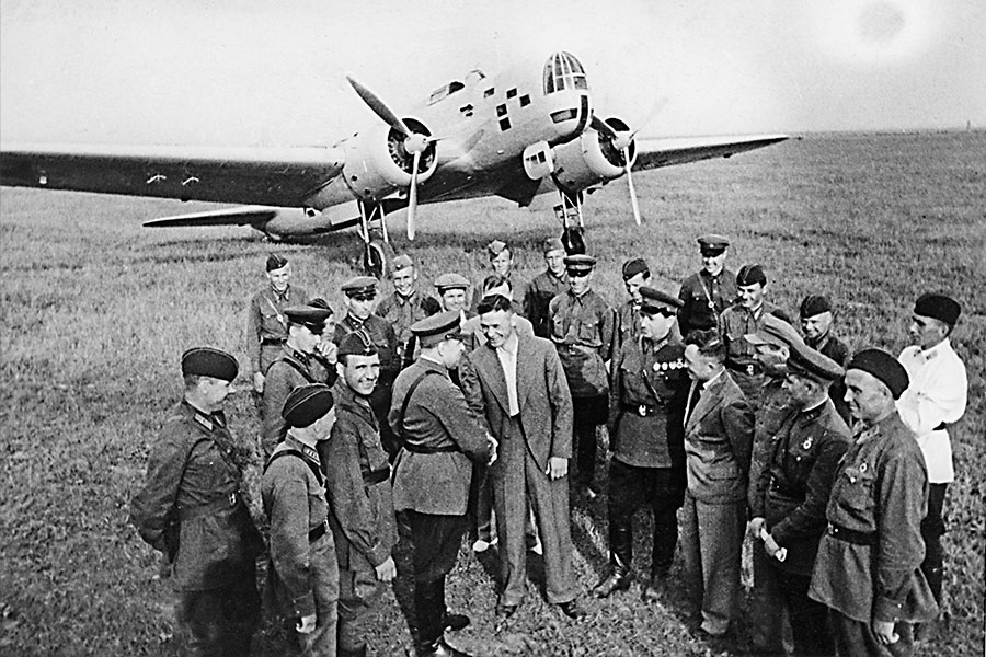 Летчик перелет. ЦКБ 30 Москва самолет Коккинаки. Летчик испытатель 1938. Военный аэродром в Спасск-Дальний. Коккинаки Спасск-Дальний.