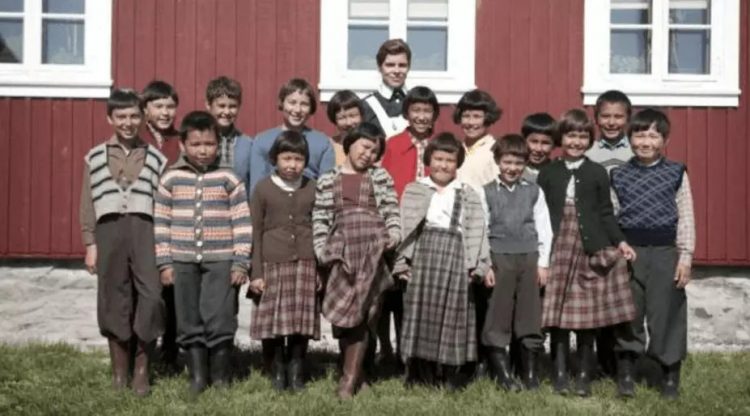 Однажды Дания поставила эксперимент над детьми из Гренландии, лишив их языка и семей. Спустя 70 лет пришлось извиняться