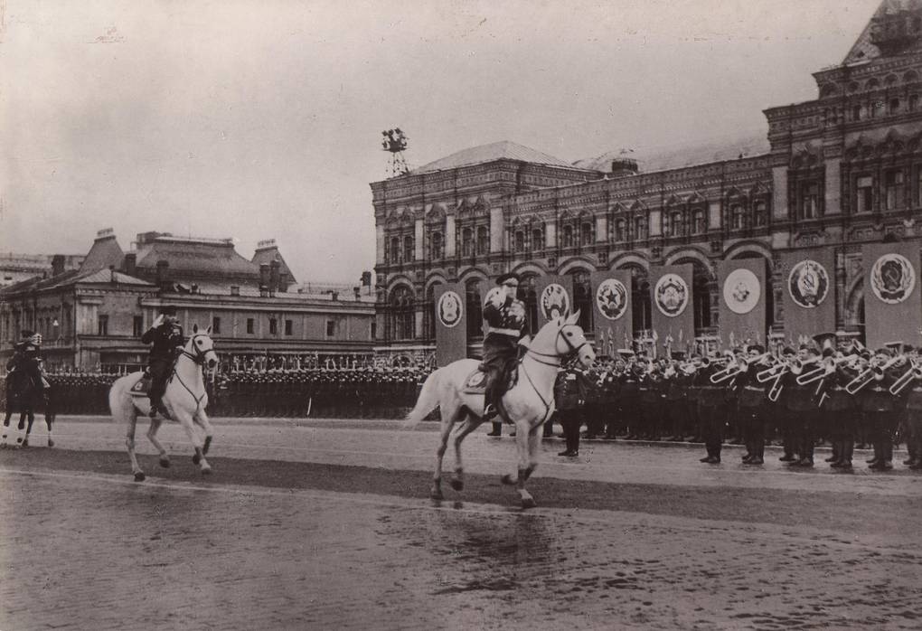 Жуков и рокоссовский на параде победы 1945 фото