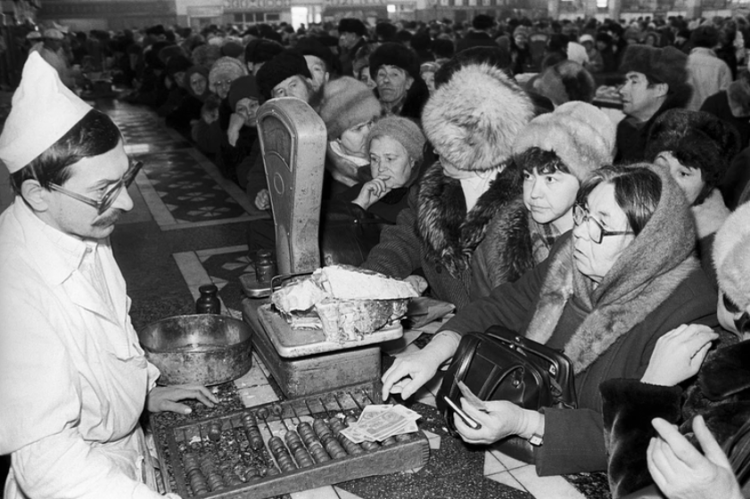 «Пенсию выдавали одной купюрой на подъезд. Извините, ребята, других денег нет»: 30 лет назад Егор Гайдар запустил шоковую терапию