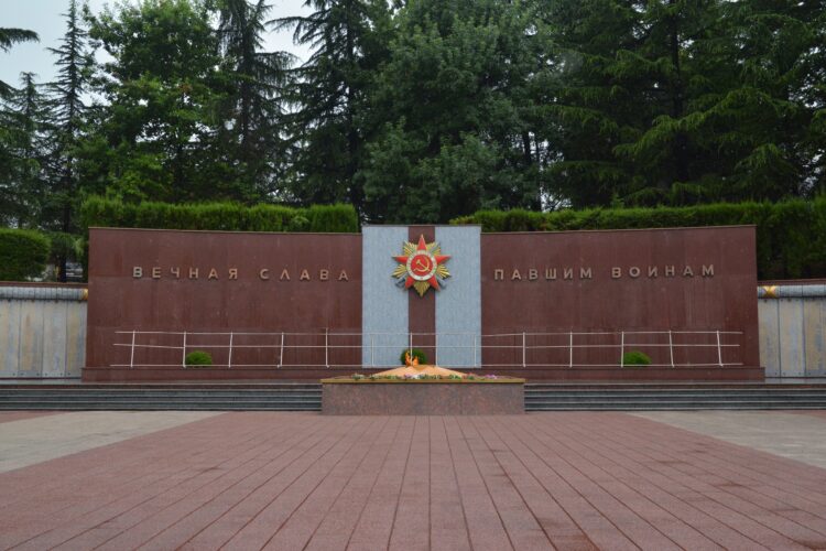 В Сочи появился 2-й памятник Сталину