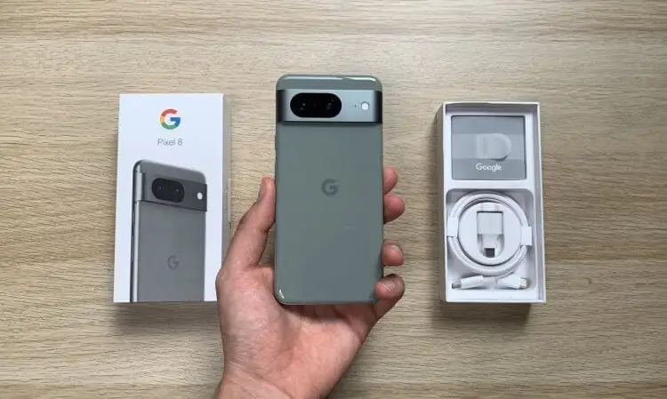 Комплектация смартфонов Google Pixel. Скудный комплект поставки смартфонов Google. Фото: Stevegiovs. Фото.