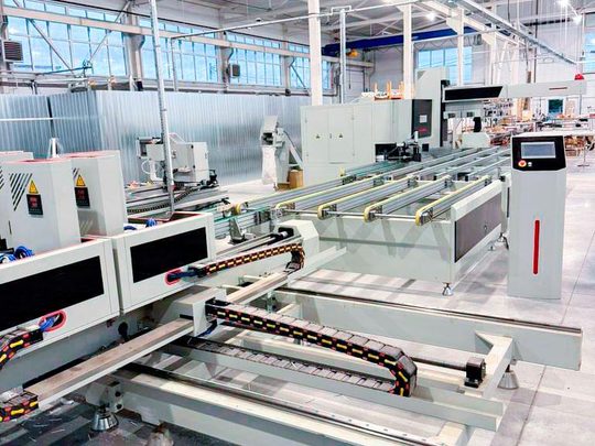 CARE MACHINERY CAHQL-CNC-4-180-B Четырёхголовочная автоматическая линия сварки-зачистки с автоматической подачей конструкции и транспортировочным столом