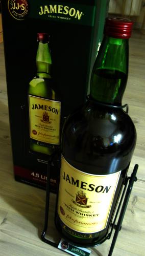 5 бутылок виски. Виски джеймсон 4,5. Джемесон качели 4.5. Джемисон 4.5 литра. Jameson 10 литров.