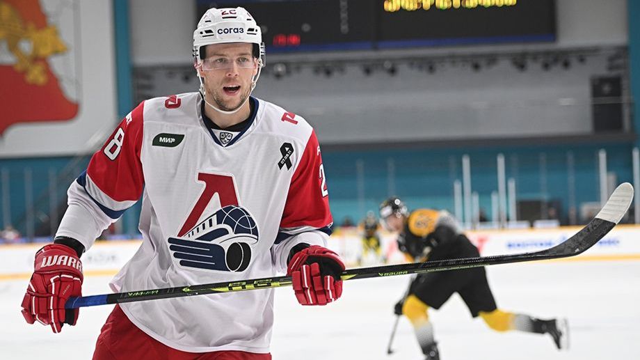 ит стиліндегі позициядағы жалаңаш әйелдер Сиськи соратын ұлдар