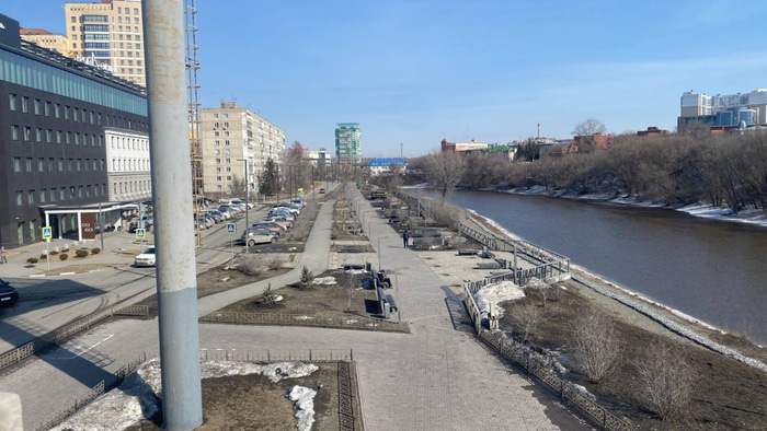 Набережная Оми весна