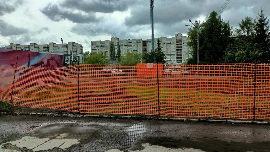 Забор у СКК