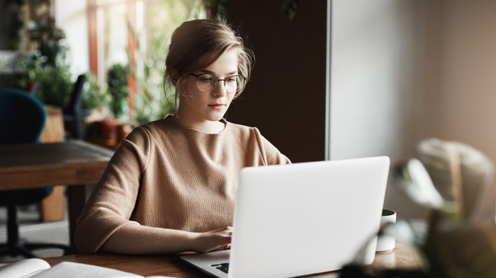 девушка с ноутбуком