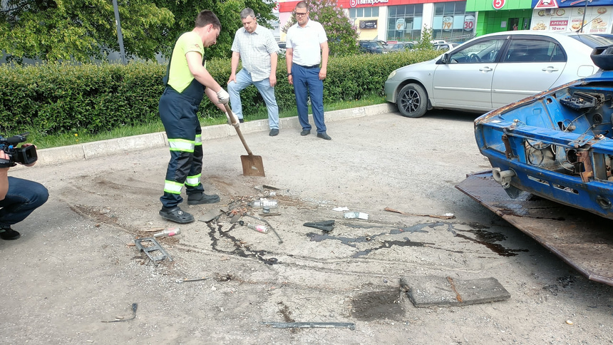 Рабочий убирает