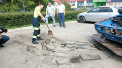Рабочий убирает