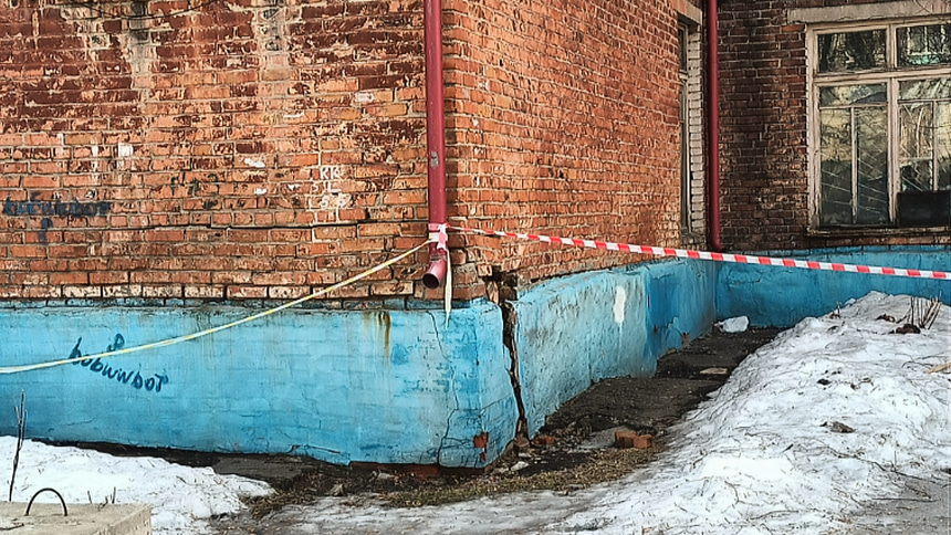 Трещины в аварийном доме