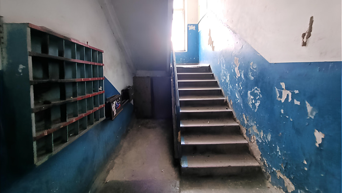 Подъезд аварийного дома