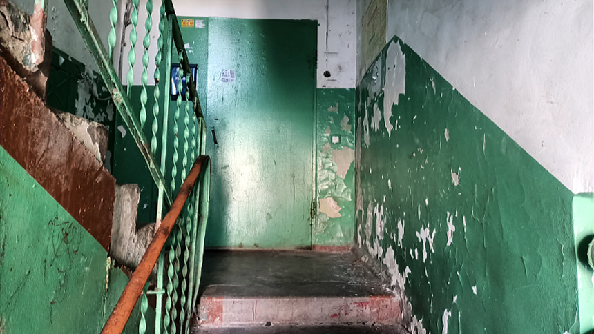 Подъезд аварийного дома