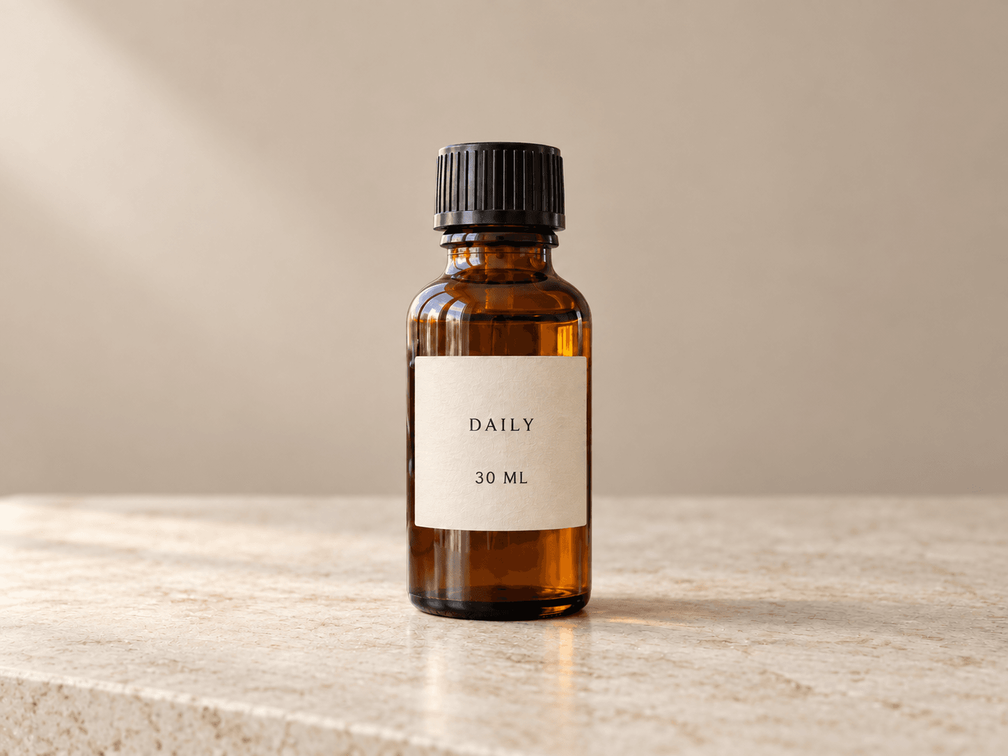 Янтарный флакон на светлой каменной поверхности с бежевым фоном