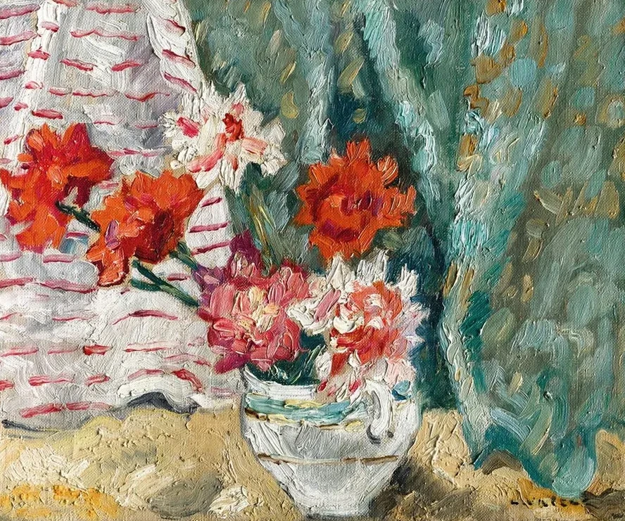 Bouquet Devant Une Tenture Verte