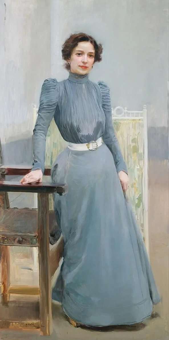 Clotilde Con Traje Gris Clotilde in a Grey Dress
