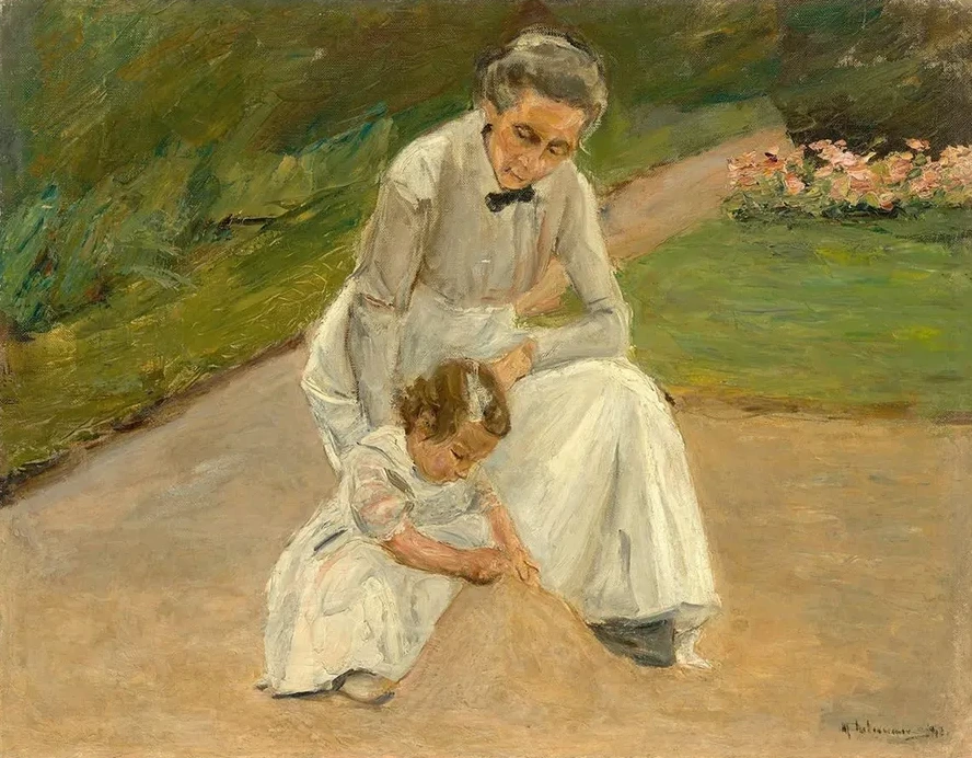 Enkelin Und Kinderfrau Beim Spielen IM Garten