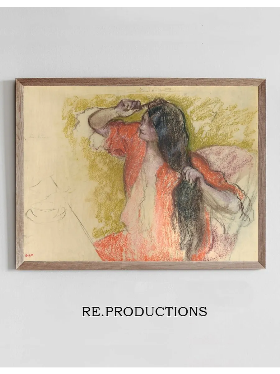Femme En Peignoir Rouge Se Coiffant