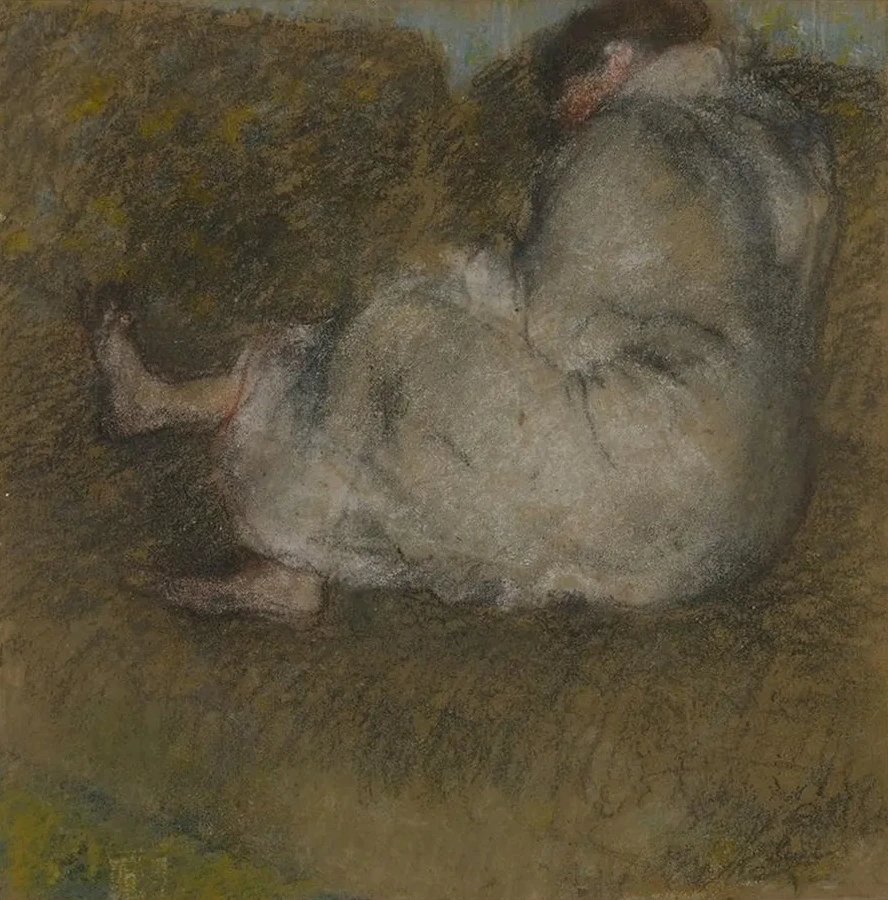 Femme Assise Sur Un Divan