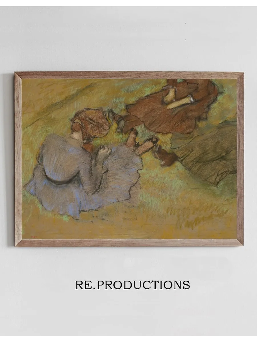 Femmes Assises Sur L Herbe